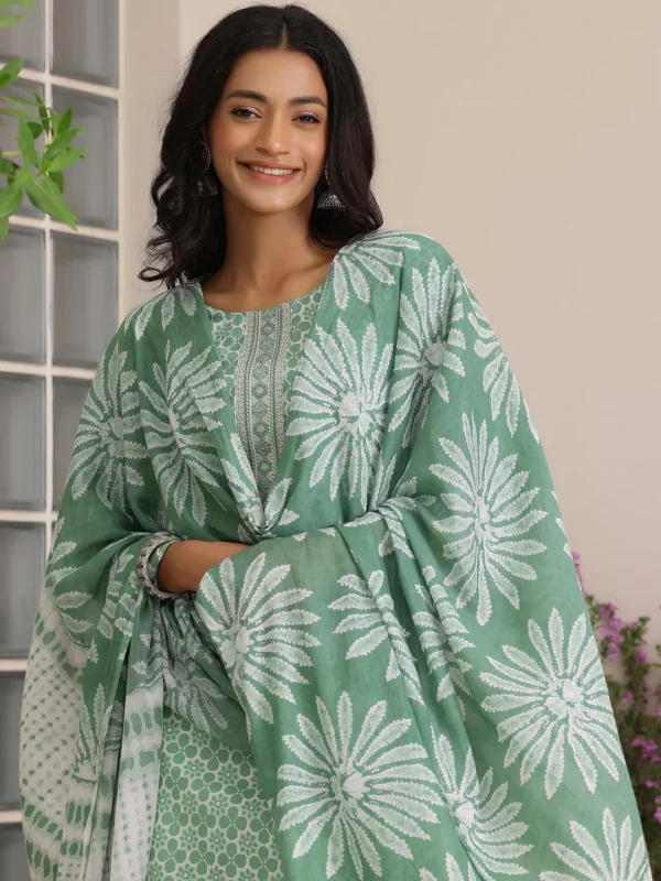 Women Green Printed Cotton Straight Suit With Dupatta - Image 3
