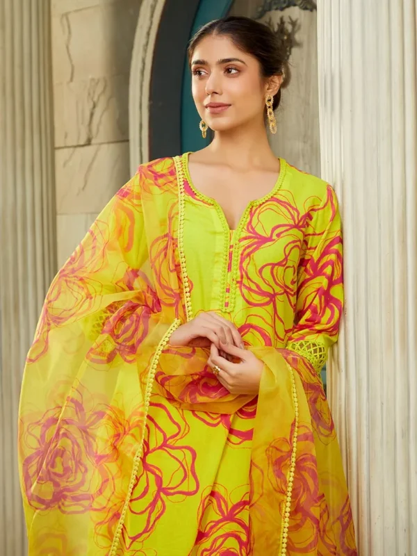 Women Yellow Printed Cotton Kurta with Pants - Set - Image 6