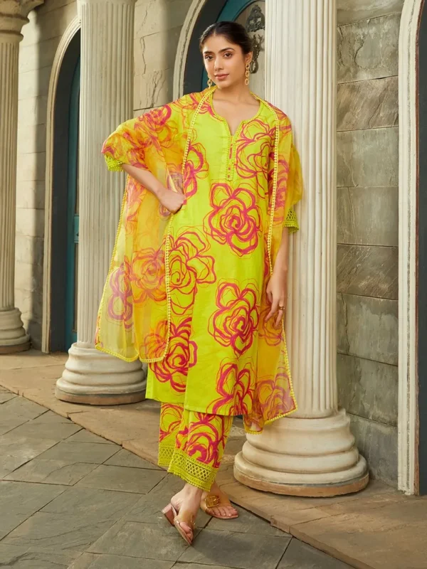 Women Yellow Printed Cotton Kurta with Pants - Set - Image 3