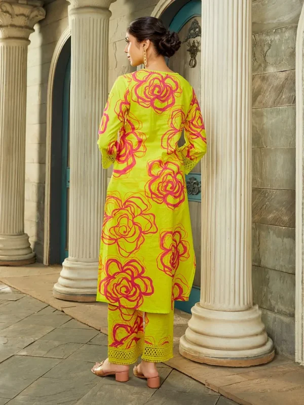 Women Yellow Printed Cotton Kurta with Pants - Set - Image 2